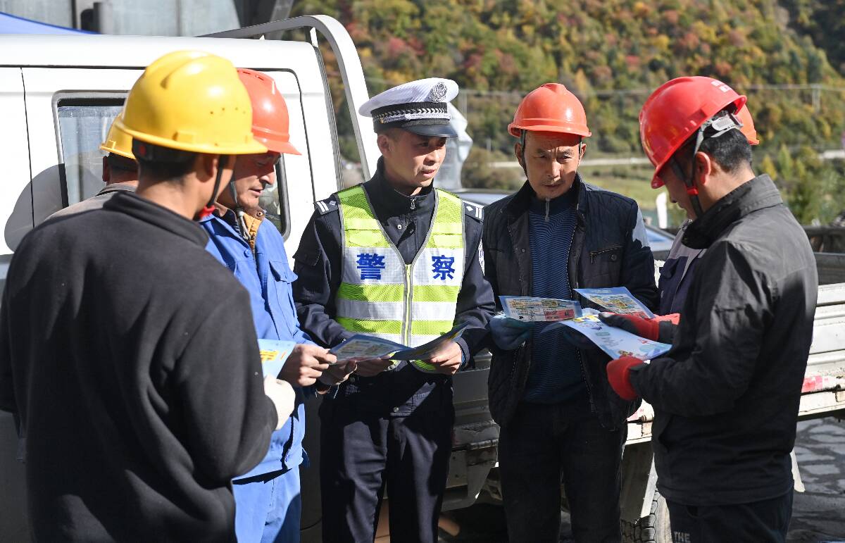 流動車管所 數(shù)據(jù)服務(wù)進山區(qū)，便民利民暖人心